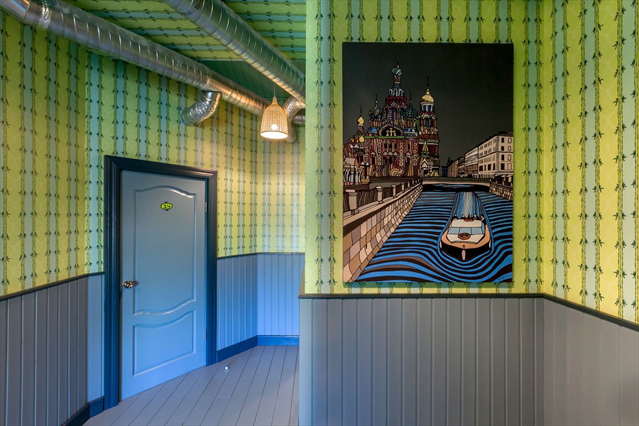 Фото Друзья у Дома Книги