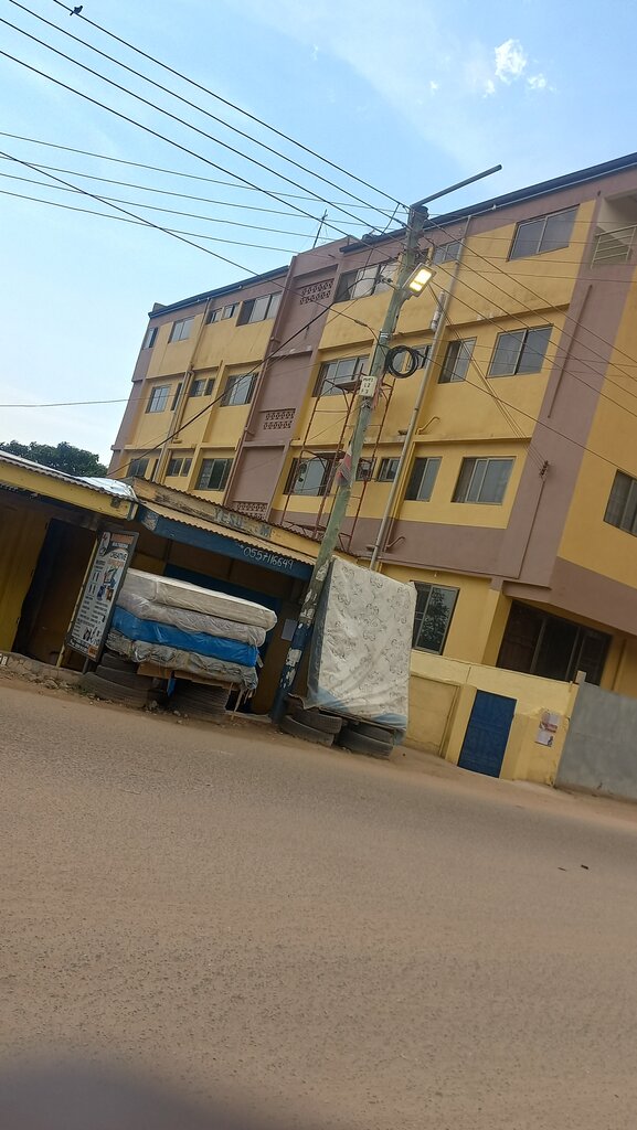 Second-hand shop Yesu Mo, Accra, photo