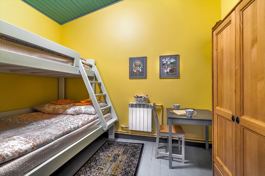 Фото Друзья у Дома Книги