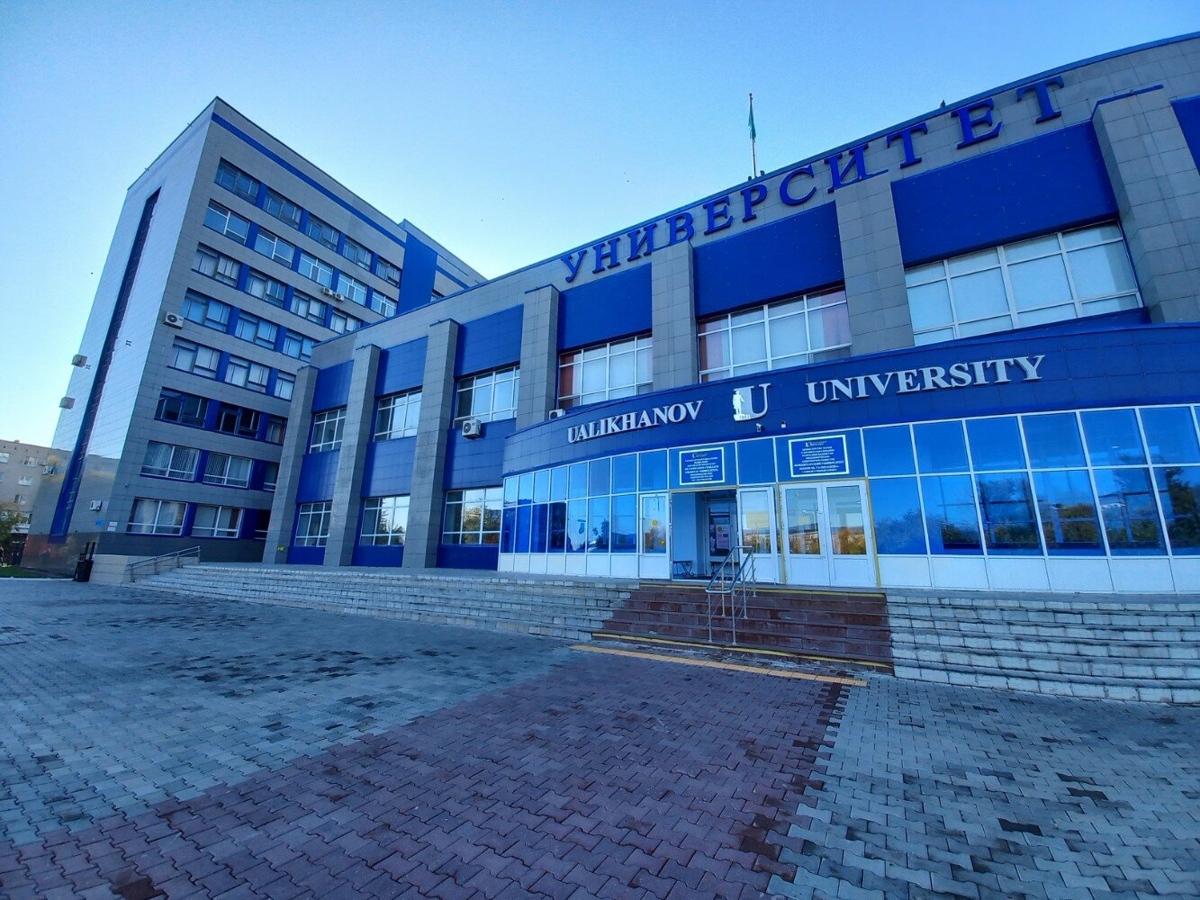 Үлкен қалталы шлюха клиенттің көңілінен шығады