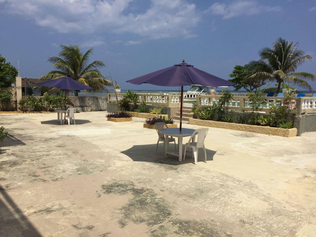 Фото Cariblue Beach Hotel and Scuba Diving Resort