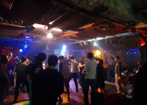 Mika Nyuton bilan porno