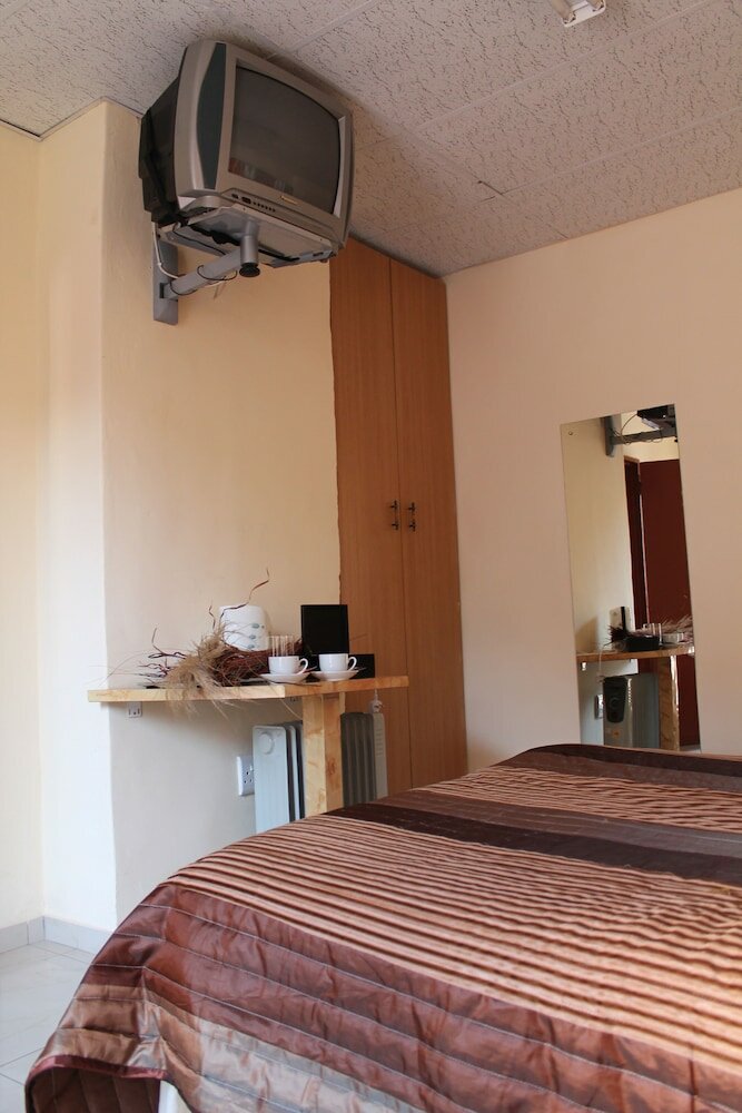 Фото Mohlongwafatshe Guest House