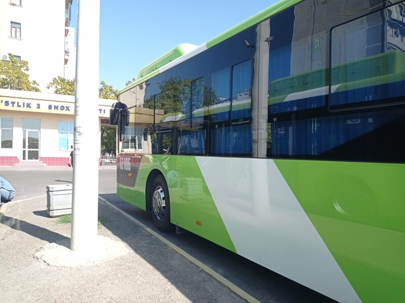 Porno tomosha qiling: otasi qizini sikadi