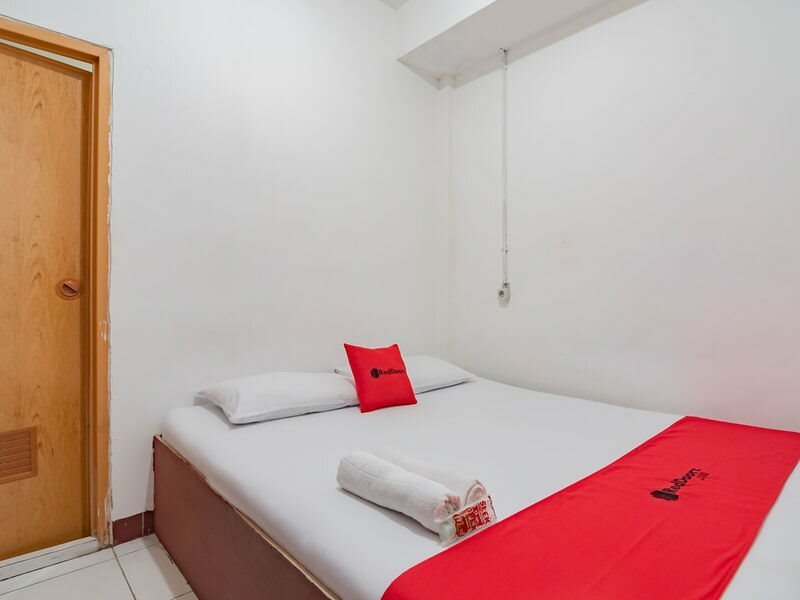 Фото RedDoorz near Riau Junction Mall 2