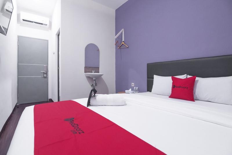 Фото RedDoorz near ITC Mangga Dua
