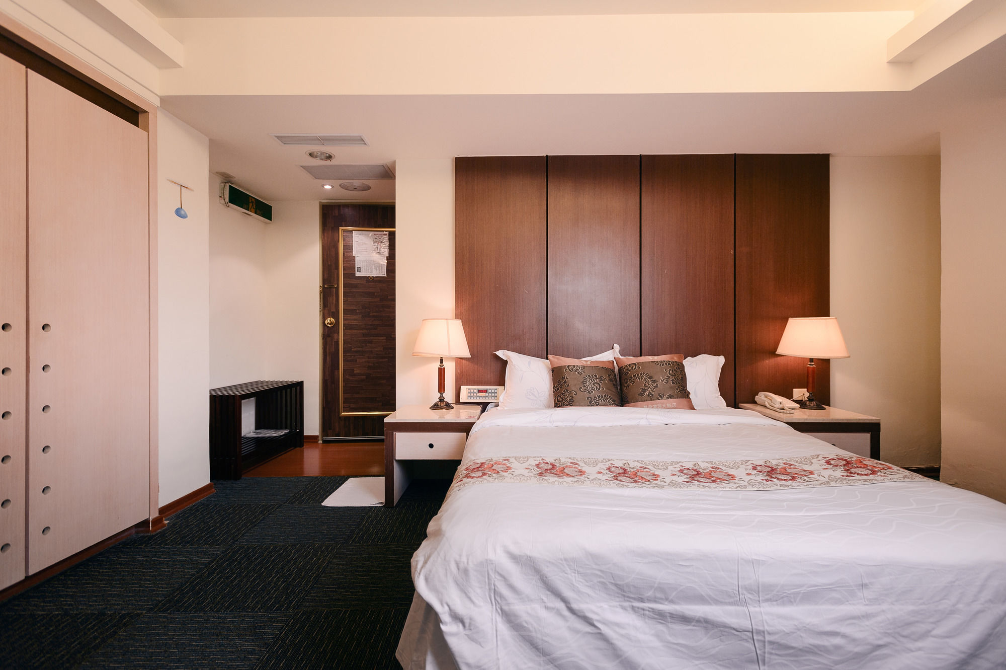 Фото Waugh Den Hotel