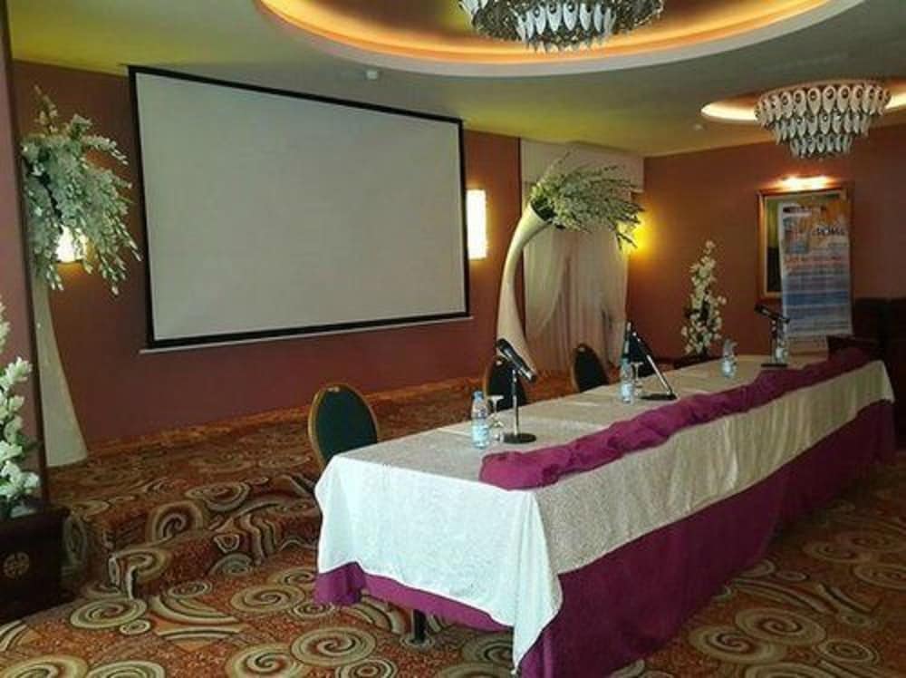 Фото Oasis Hotel