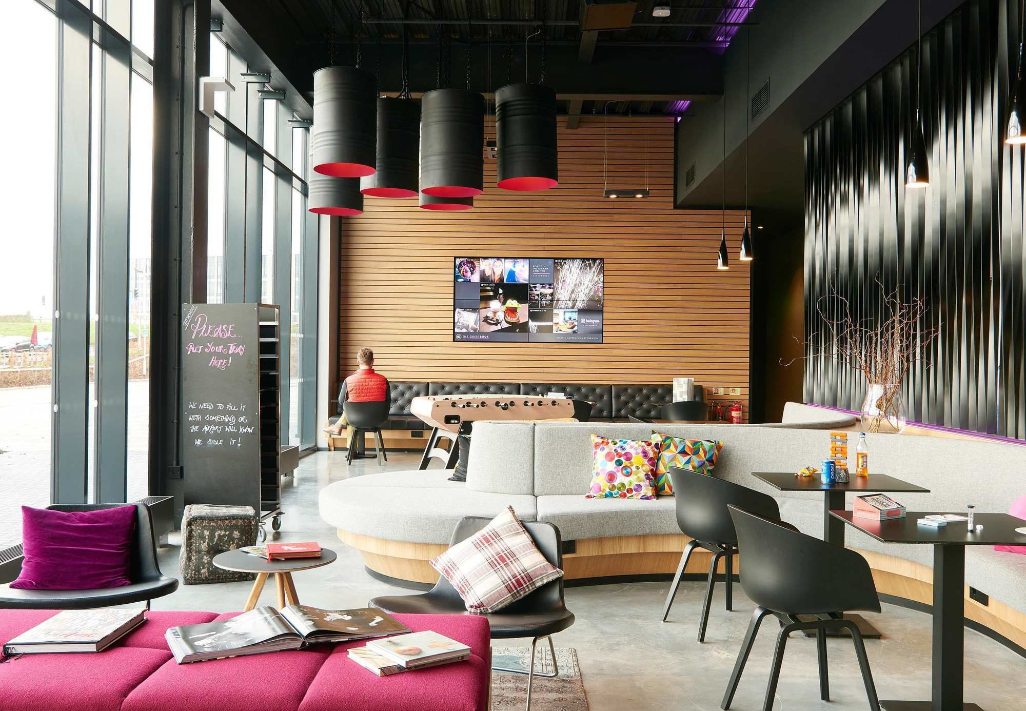 Фото Moxy Aberdeen Airport
