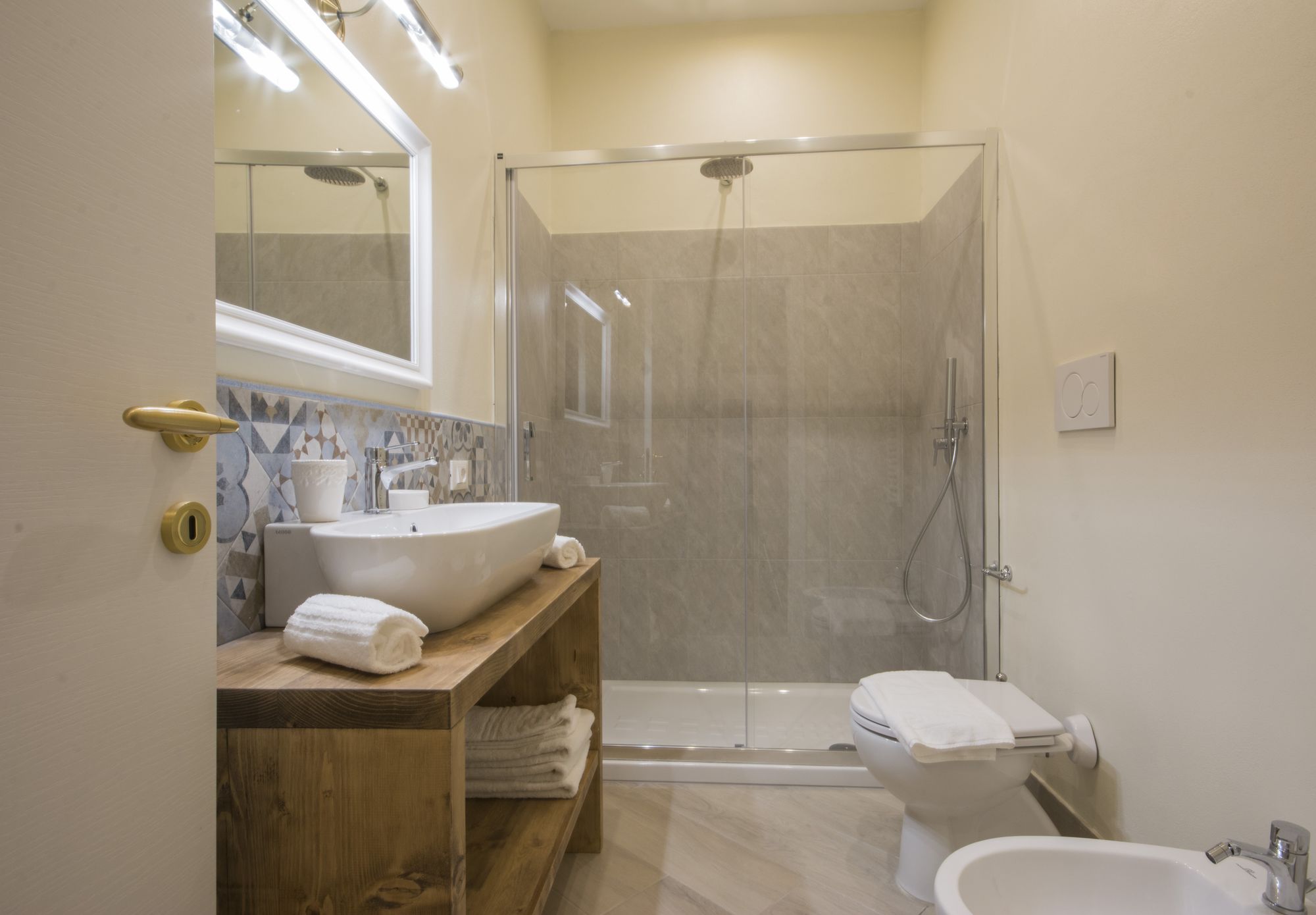 Фото Iris Apartments