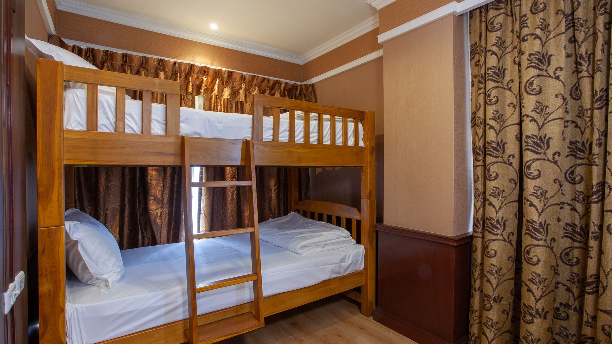 Фото Floral Hotel · Dolphin Circle Pattaya