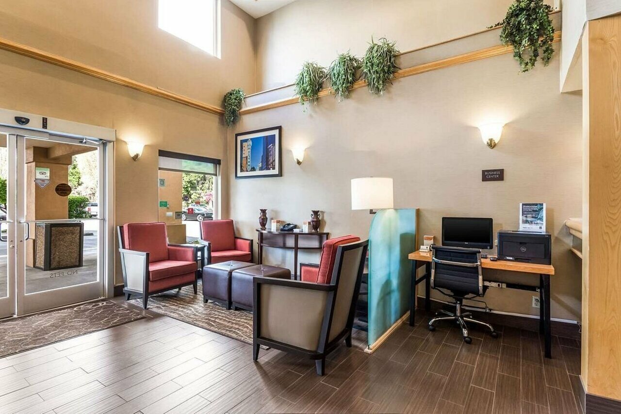 Фото Comfort Suites Portland Airport