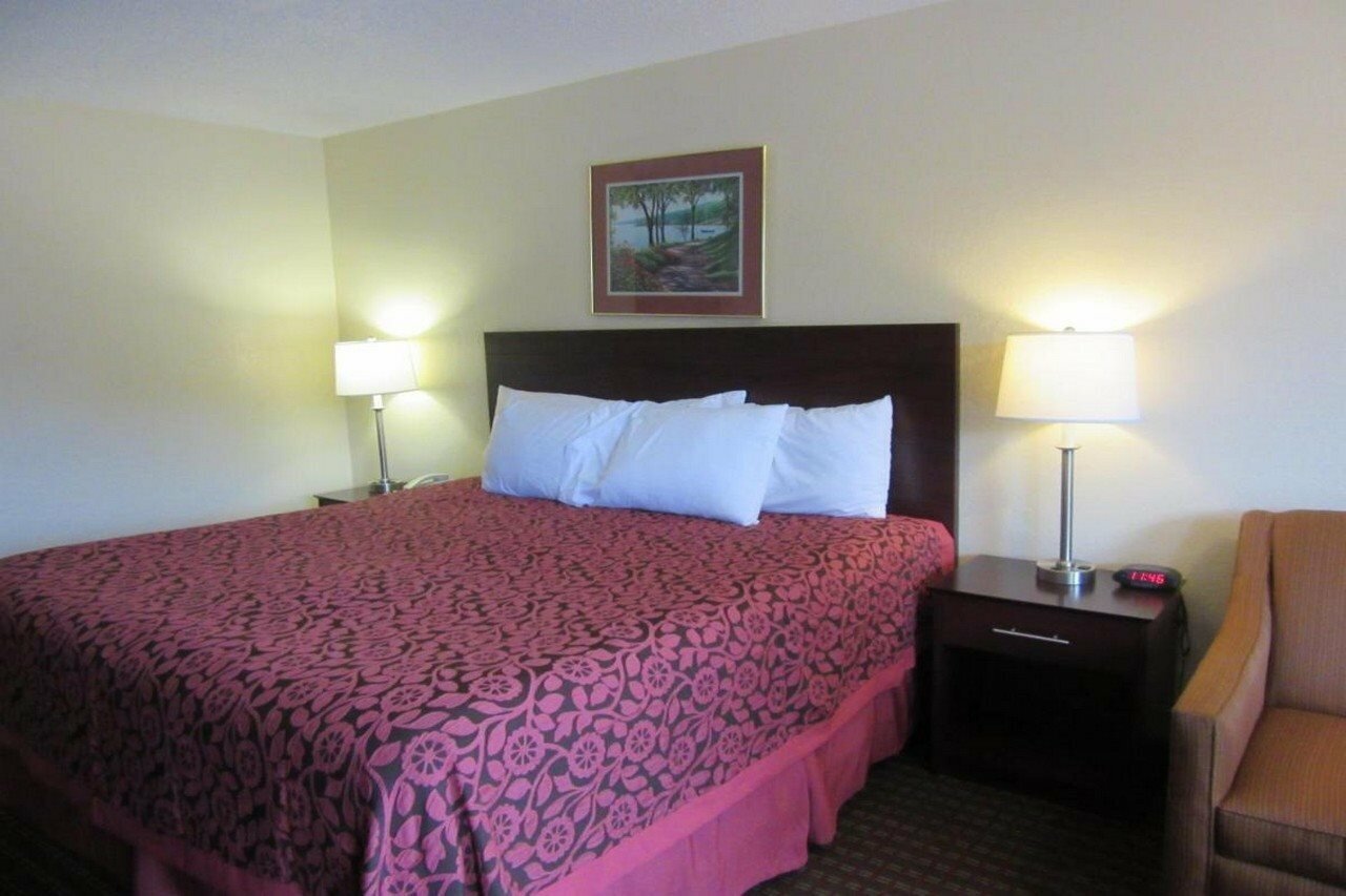 Фото Days Inn by Wyndham Columbia Ne Fort Jackson