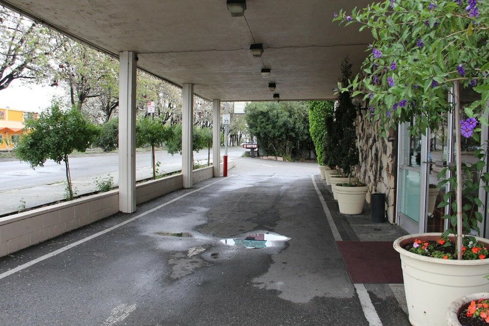 Фото Caravelle Inn & Suites