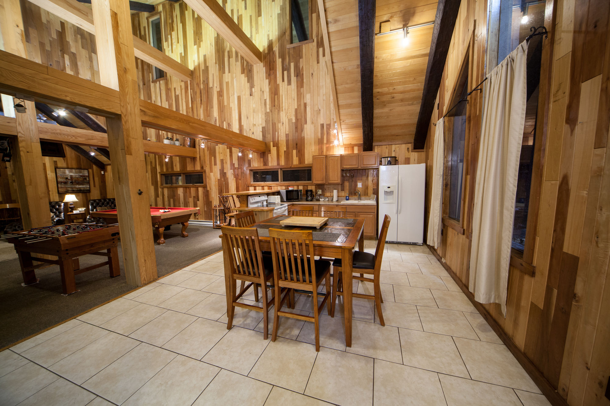 Фото Log Cabin Lodge & Suites