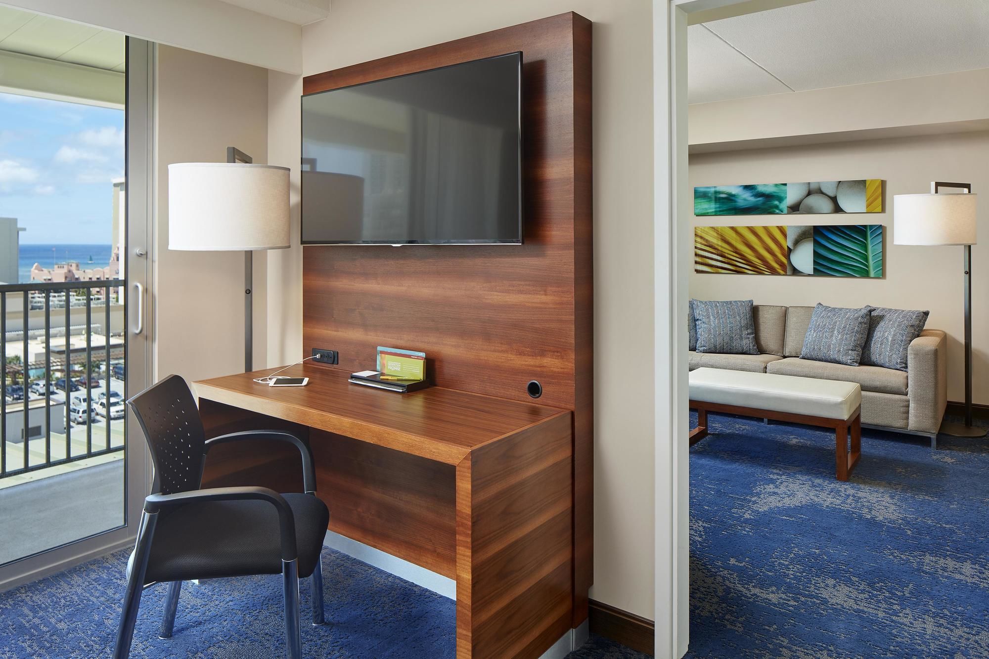 Фото Hilton Garden Inn Waikiki Beach