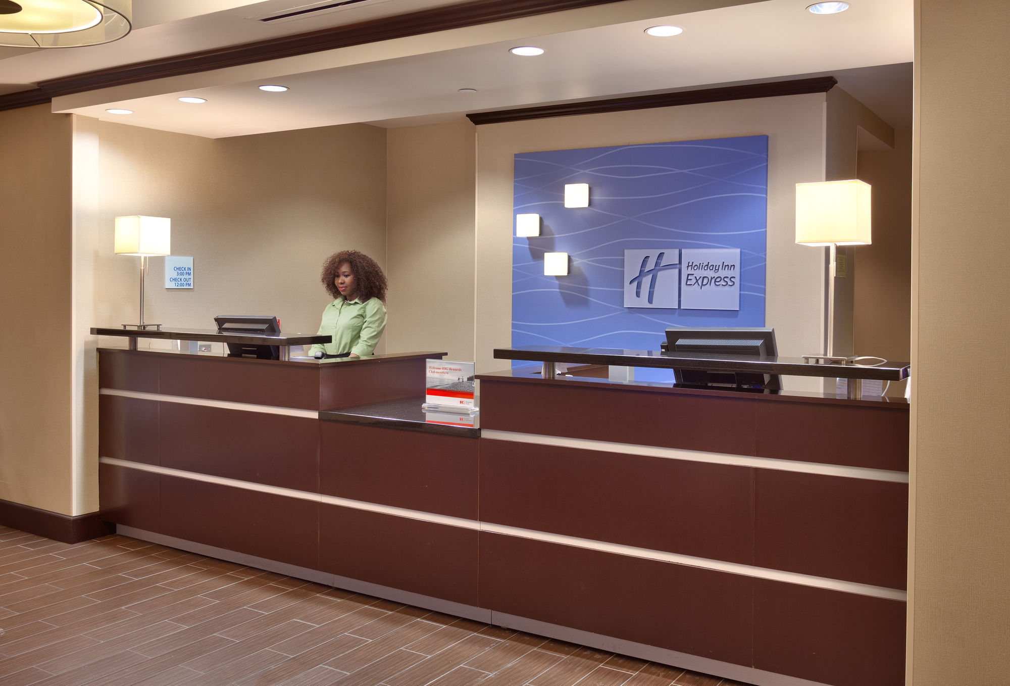 Фото Holiday Inn Express and Suites Overland Park, an Ihg Hotel