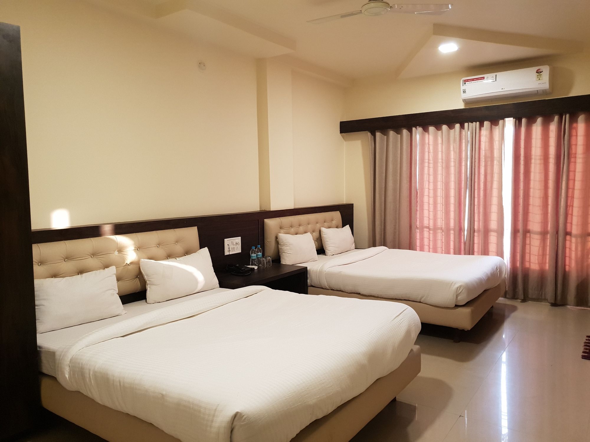 Фото Hotel Mittal Avenue & Paradise