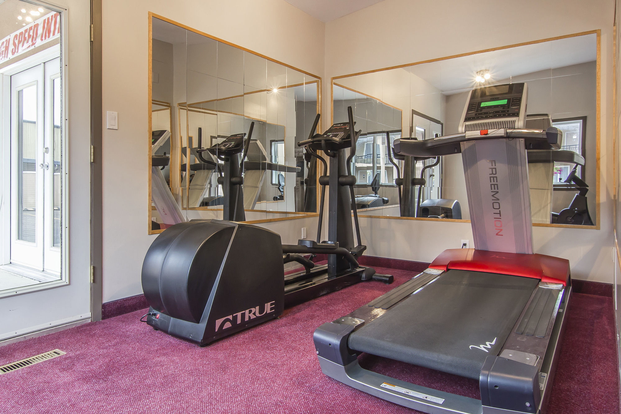 Фото Econo Lodge Inn & Suites Lethbridge