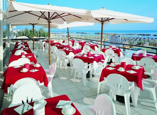 Внешний вид отеля Hotel Negresco в Каттолике, фото 3