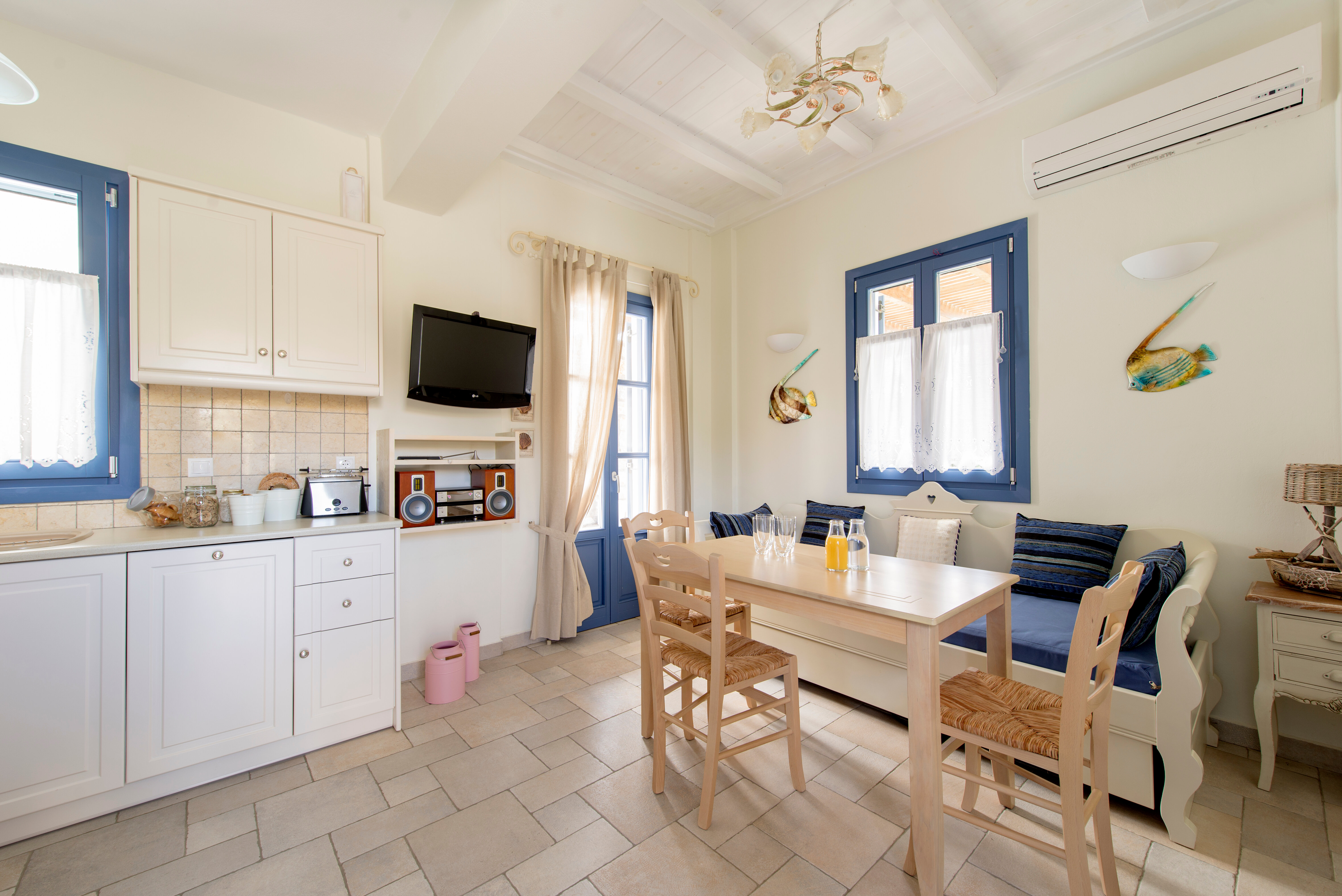 Фото Earino Suites & Villas