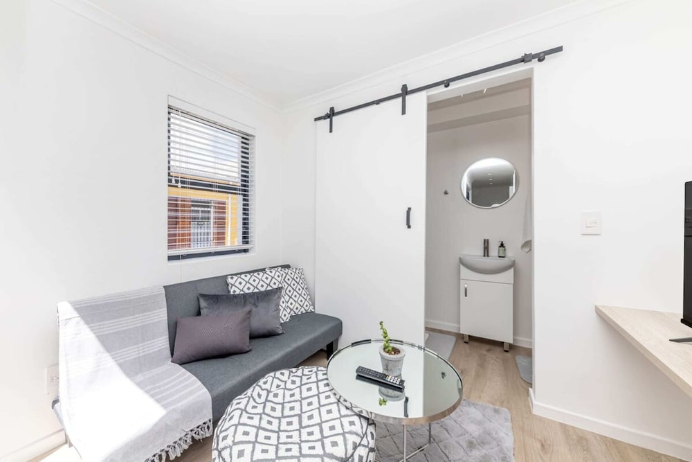 Фото Meticulous & Stylish Studio Apartment, Gardens!