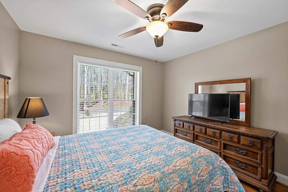 Фото Lake Living by Avantstay Sleeps 22 + Dock, Pool