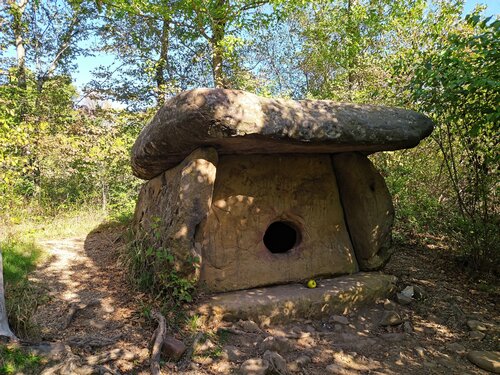 Turistik yerler Dolmen Tohr, Krasnodarski krayı, foto