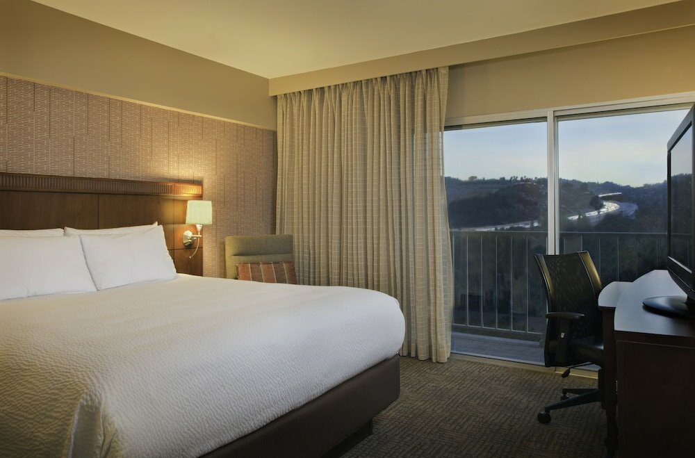 Фото Courtyard by Marriott Los Angeles - Sherman Oaks