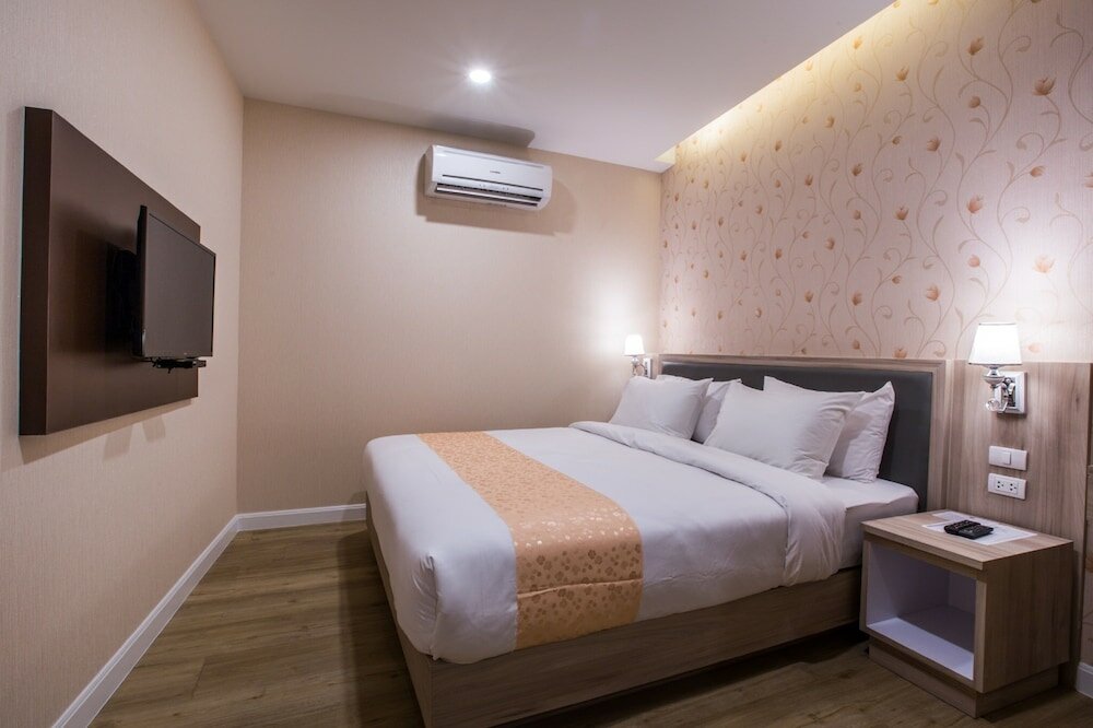 Фото Leela Orchid Hotel