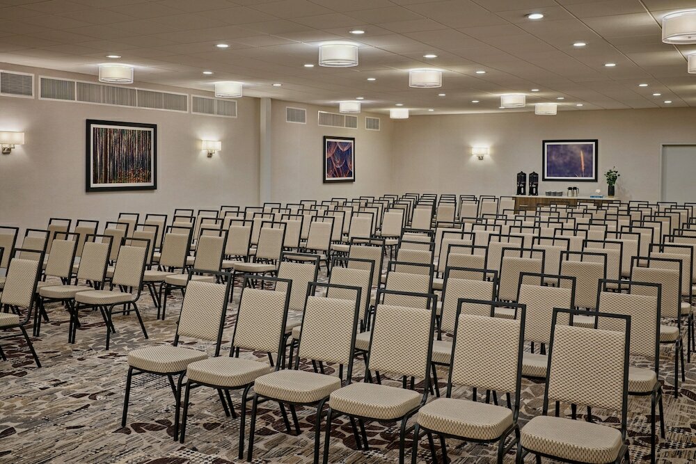 Фото Delta Hotels by Marriott Chicago Willowbrook