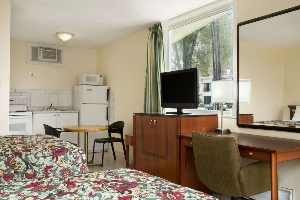 Фото Knights Inn Burlington, On