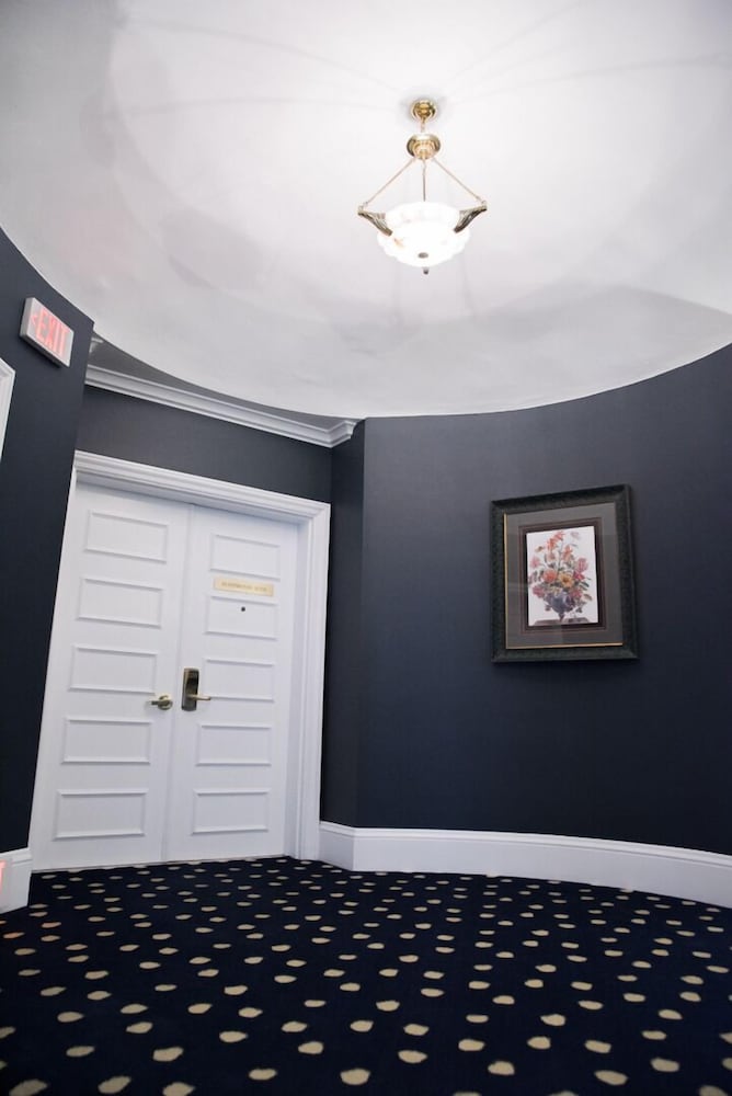 Фото The Sterling Hotel