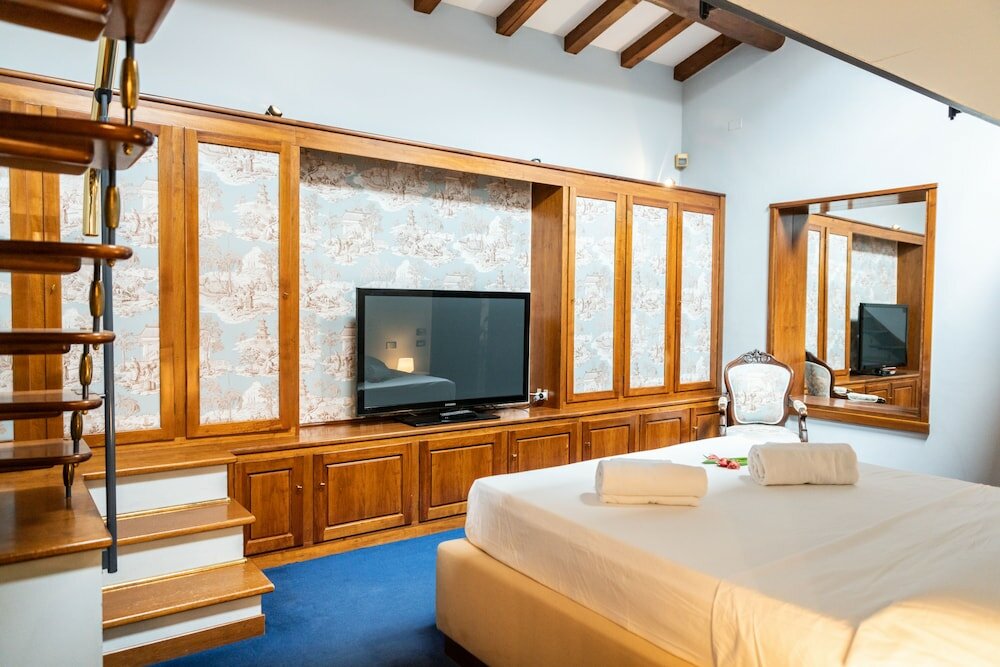 Фото Prestigious Residence Brà with a turret overlooking Verona