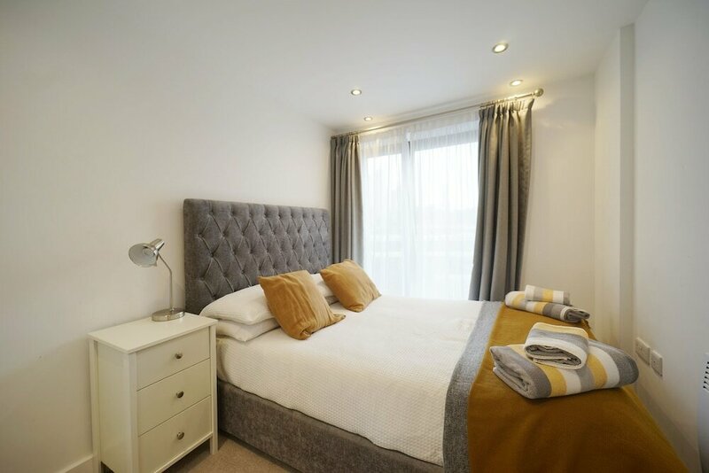 Гостиница Modern 2 Bed Apartment With Juliet Balcony - Dhb Stays в Лидсе
