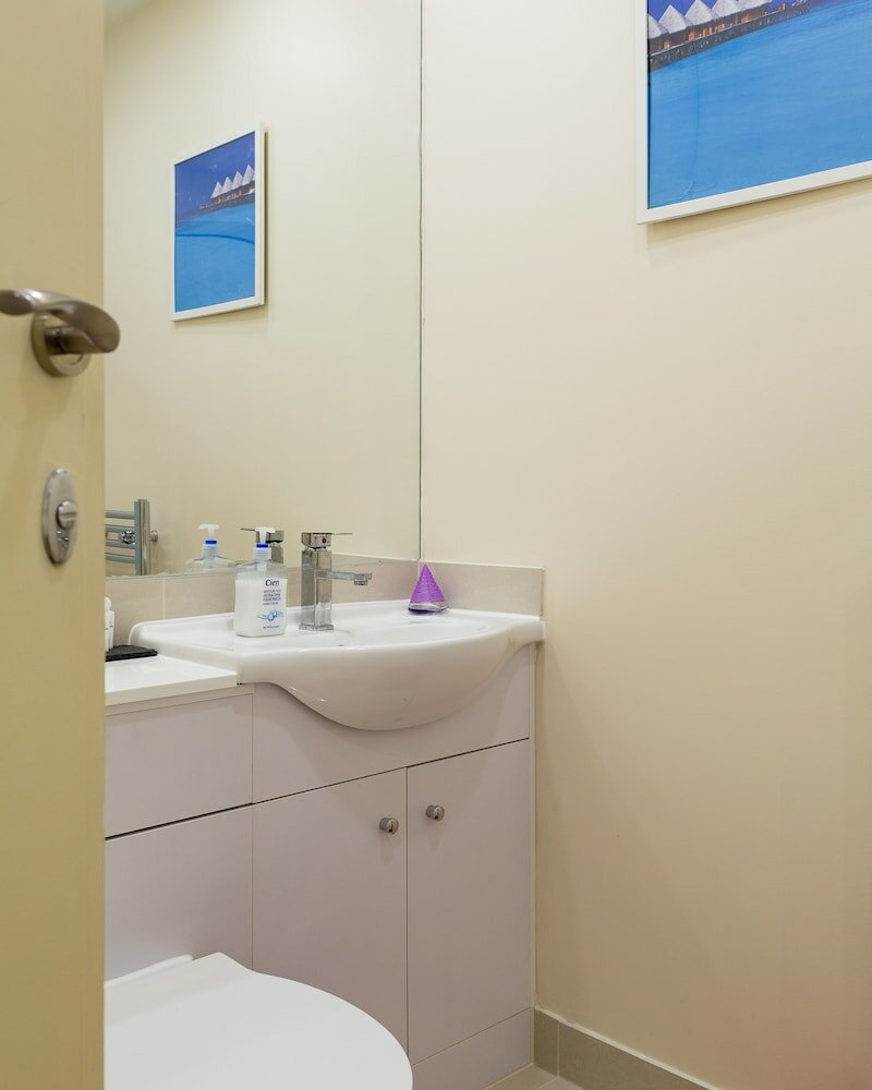 Фото Spacious 2-bedroom Apartment in Mayfair