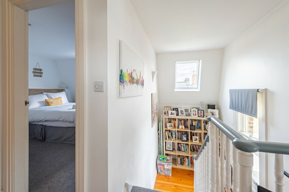 Фото Delightful Family Home With Garden in Balham by Underthedoormat