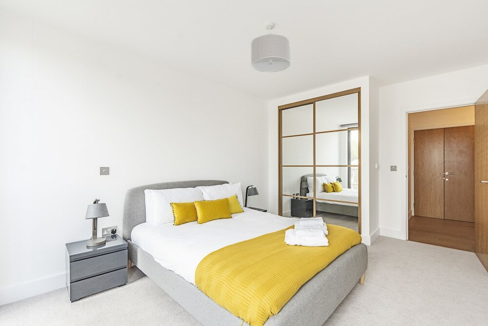 Фото Stunning Brand New Westminster Apartment