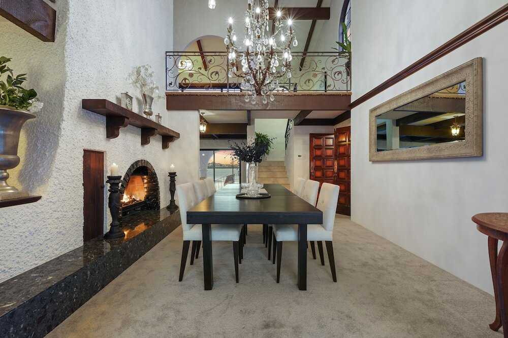 Фото Magnificent Beachfront Mansion - Pool