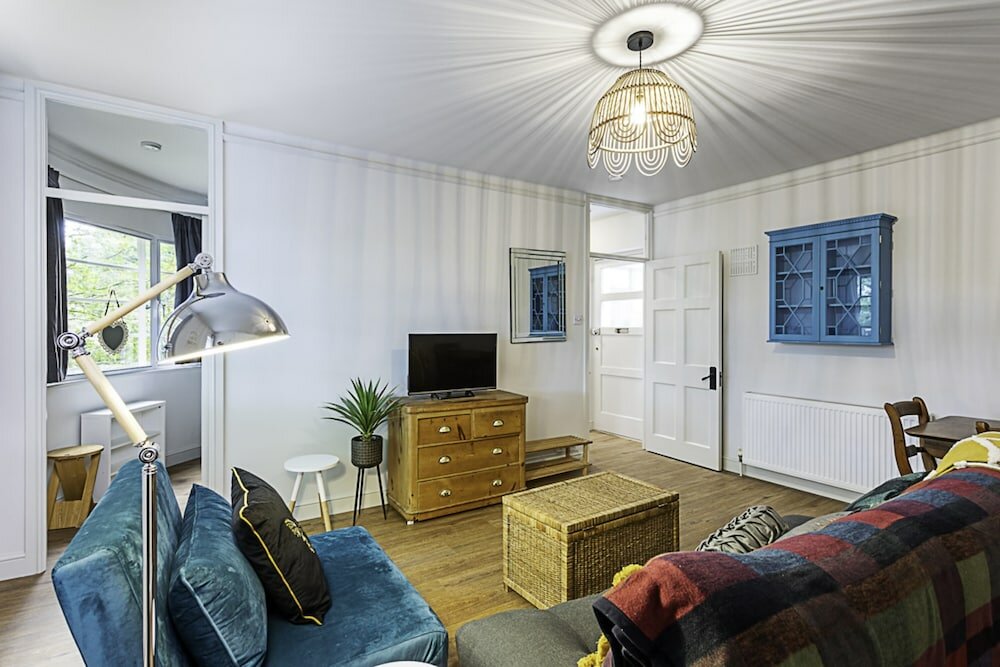 Фото Highgate Haven: A Beautiful Apartment