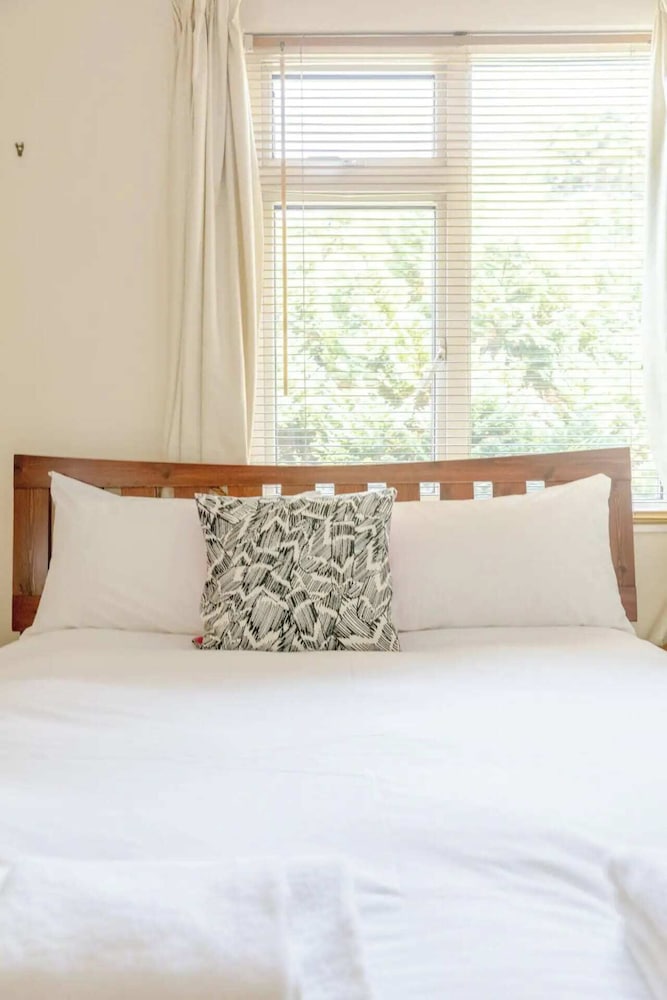 Фото Lovely 3bd Family Home With Garden - North Sheen