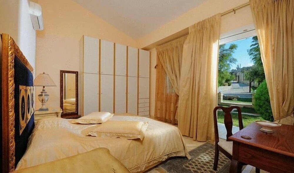 Фото Rafkos Hill Mansion