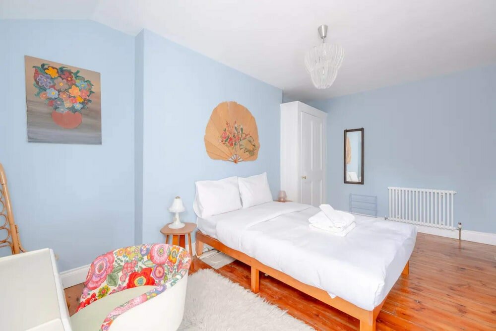 Фото Unique Vintage-style 3bd Flat - Dalston