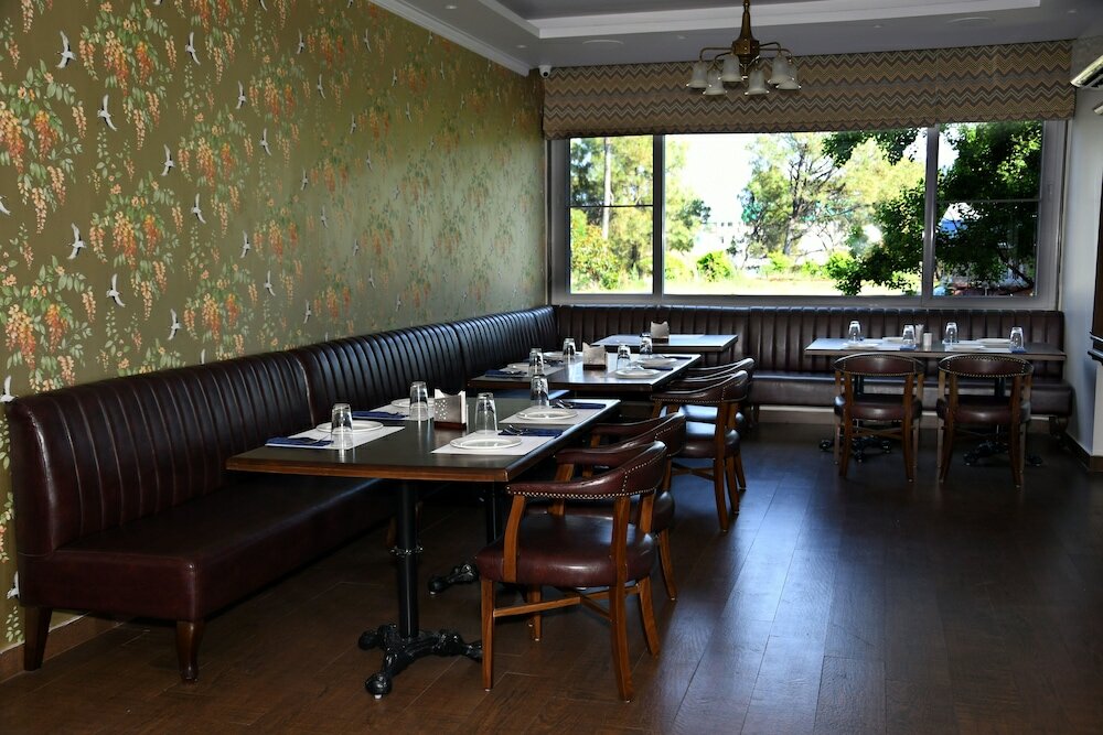 Фото Mastiff Villa Camellia - A Tea Estate Hotel