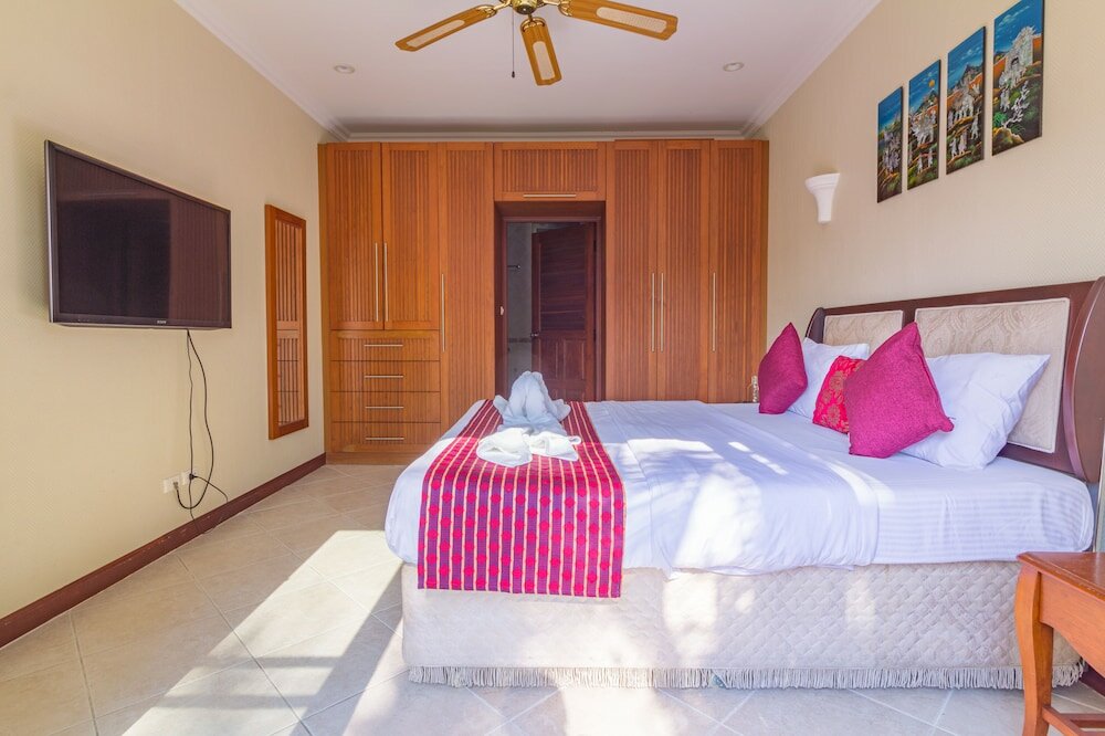 Фото 2 Bed Majestic Villa Near Beach