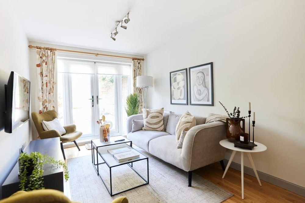 Фото The London Scenery - Classy 2bdr House With Garden