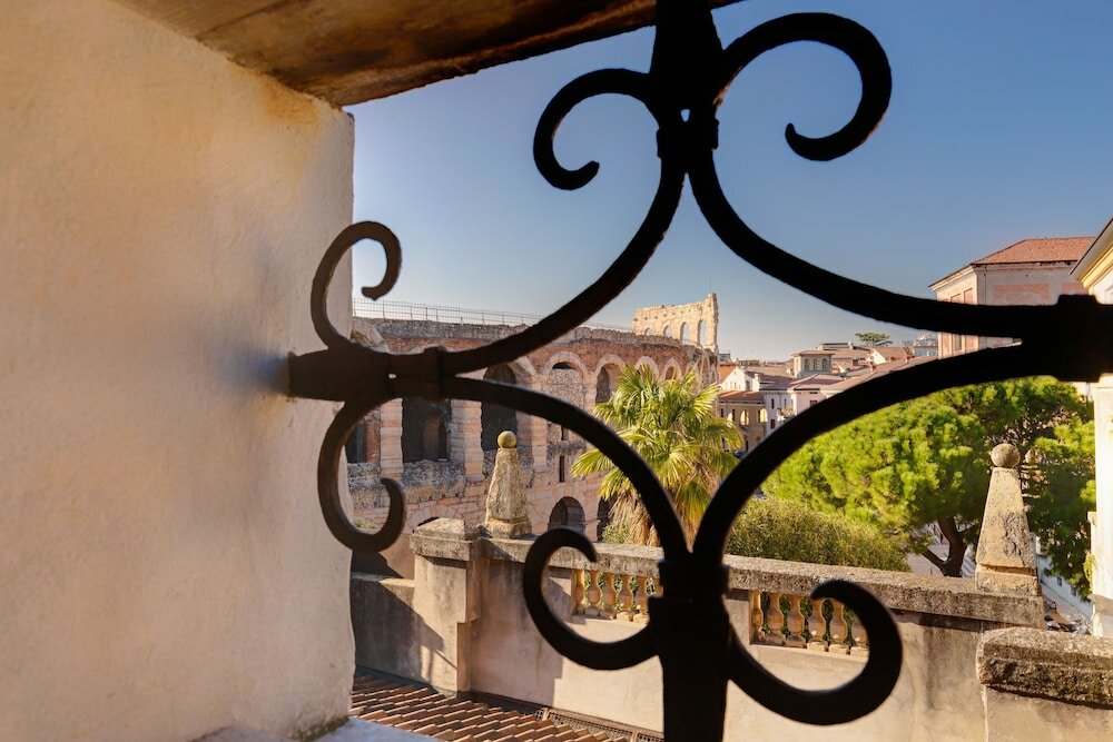 Фото 1881 Luxury Suites