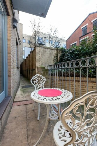 Гостиница Cosy & Charming 2bd Flat Near Essex Road в Лондоне