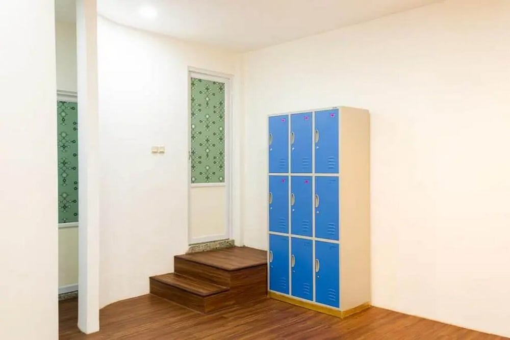 Фото RedDoorz Hostel near Taman Puring