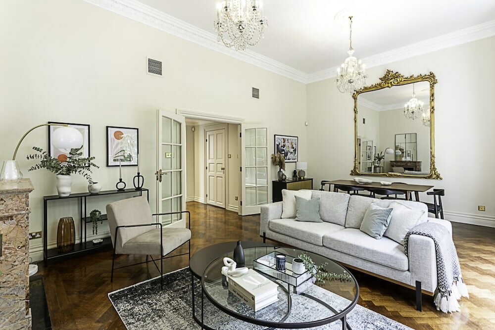 Фото Lovely, Stylish Two-bedroom Kensington Home